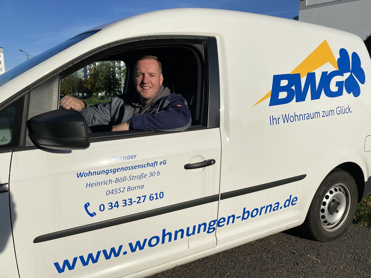 Handwerker im Firmenfahrzeug